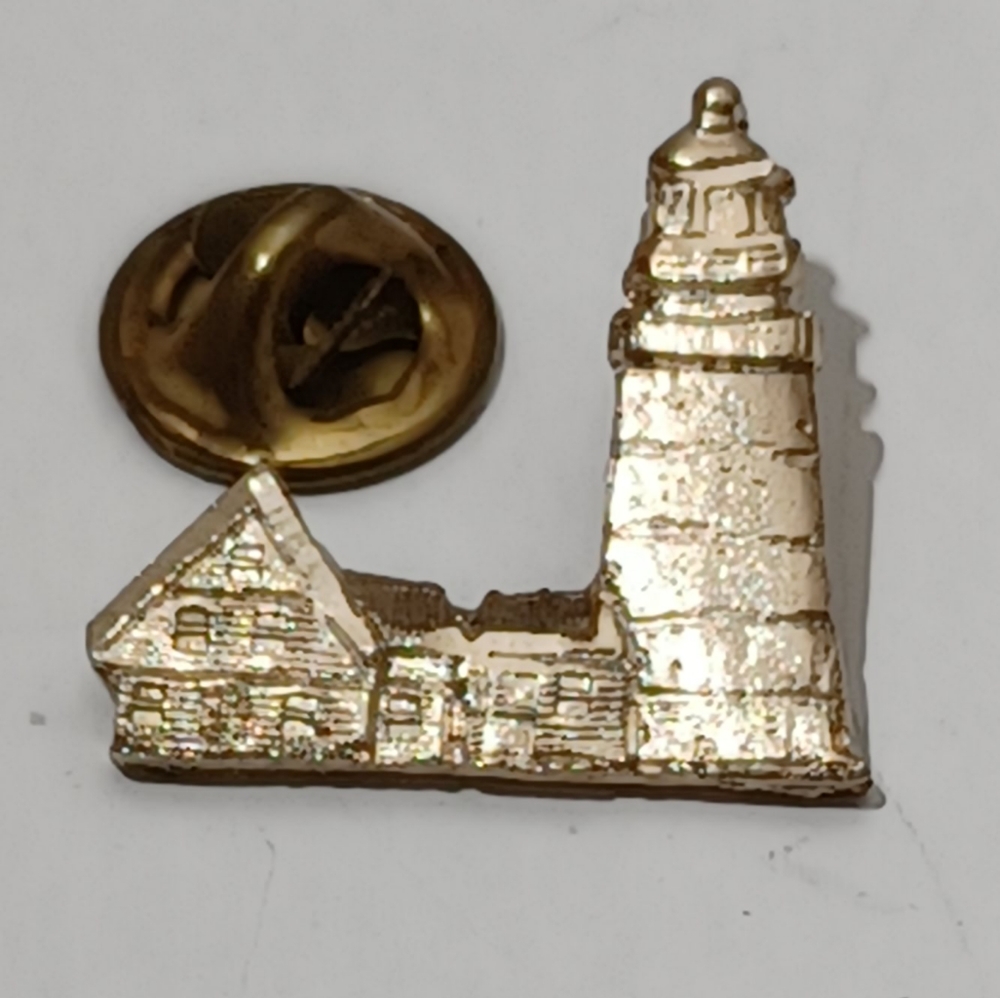 LIGHT HOUSE GOLD TONE LAPEL PIN
